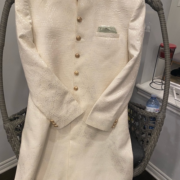 Traditional men Sherwani in pure fabric - Picture 4 of 6